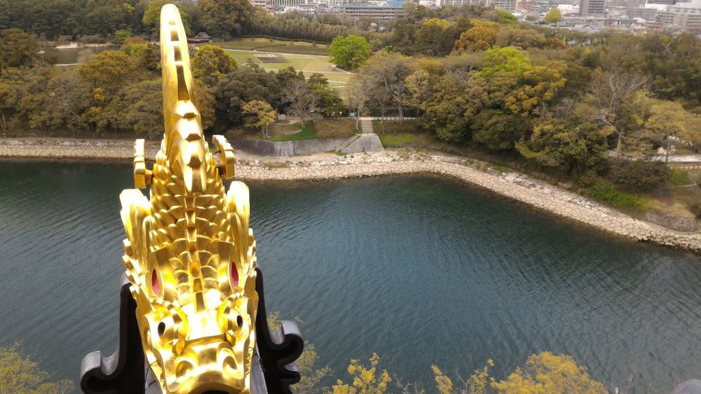 OKAYAMA- Un particolare del castello del corvo con vista lago