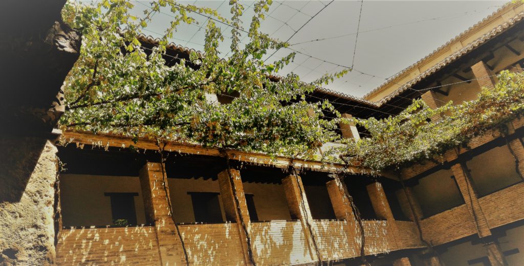 Andalusia  Uno scorcio del pergolato - Corral del Carbón (foto aggynomadi)