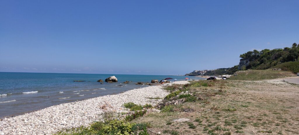 La costa e il mare del Gargano in Puglia (foto aggynomadi)