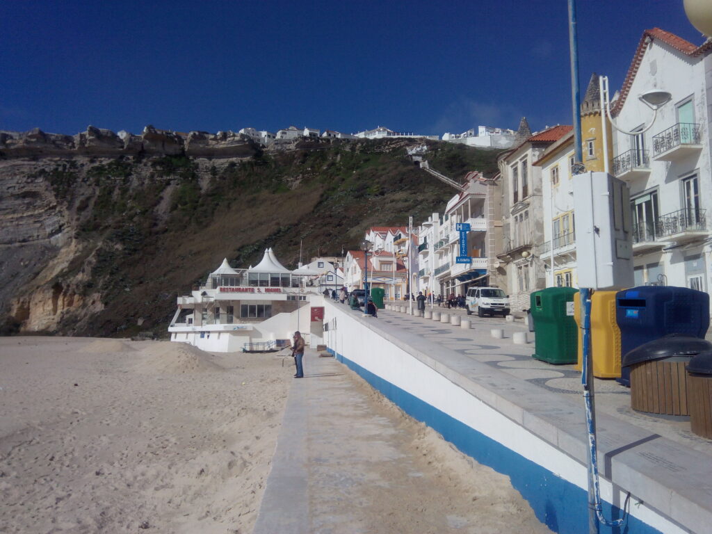 Lisbona e dintorni - La spiaggia e le casine colorate di Nazaré (foto aggynomadi)