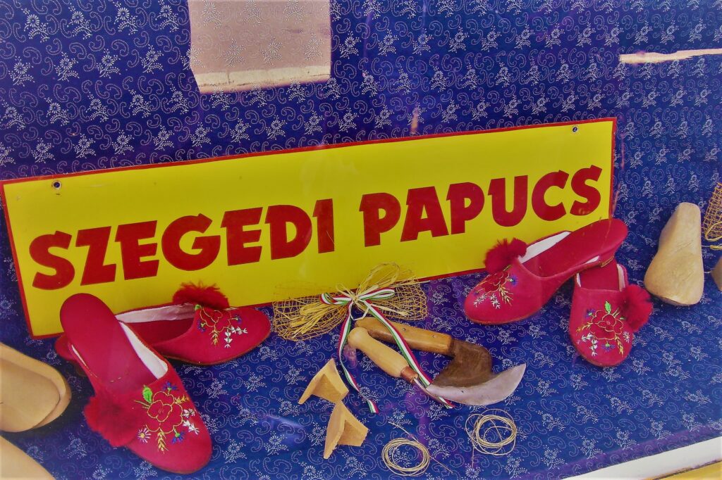 La vetrina di un artigiano espone le tradizionali calzature ungheresi - Szeged (foto aggynomadi)