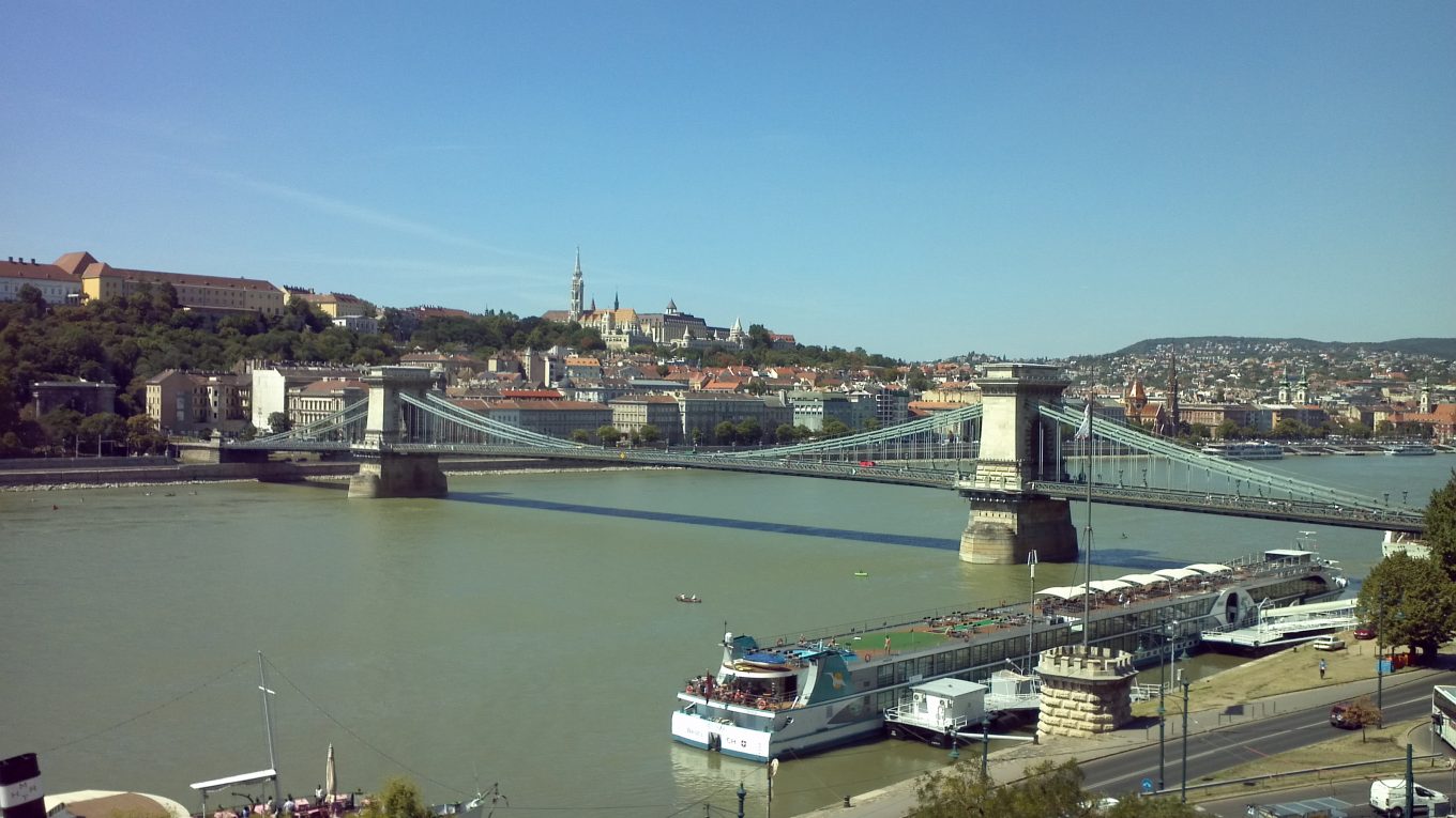 Avalon Waterways Budapest (Ungheria) - Da una suite dell'InterContinental la vista del fiume Danubio e del Ponte delle Catene
