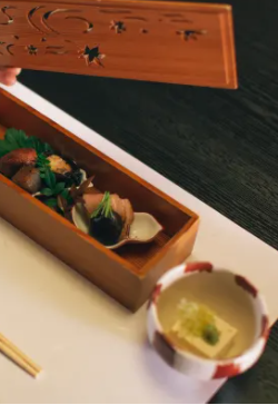 Echizen - La foto di un pasto tradizionale presentato dentro una scatola di legno