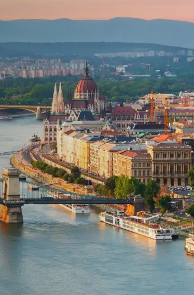 Budapest in Ungheria (Danubio, Ponte delle Catene e il Parlamento)