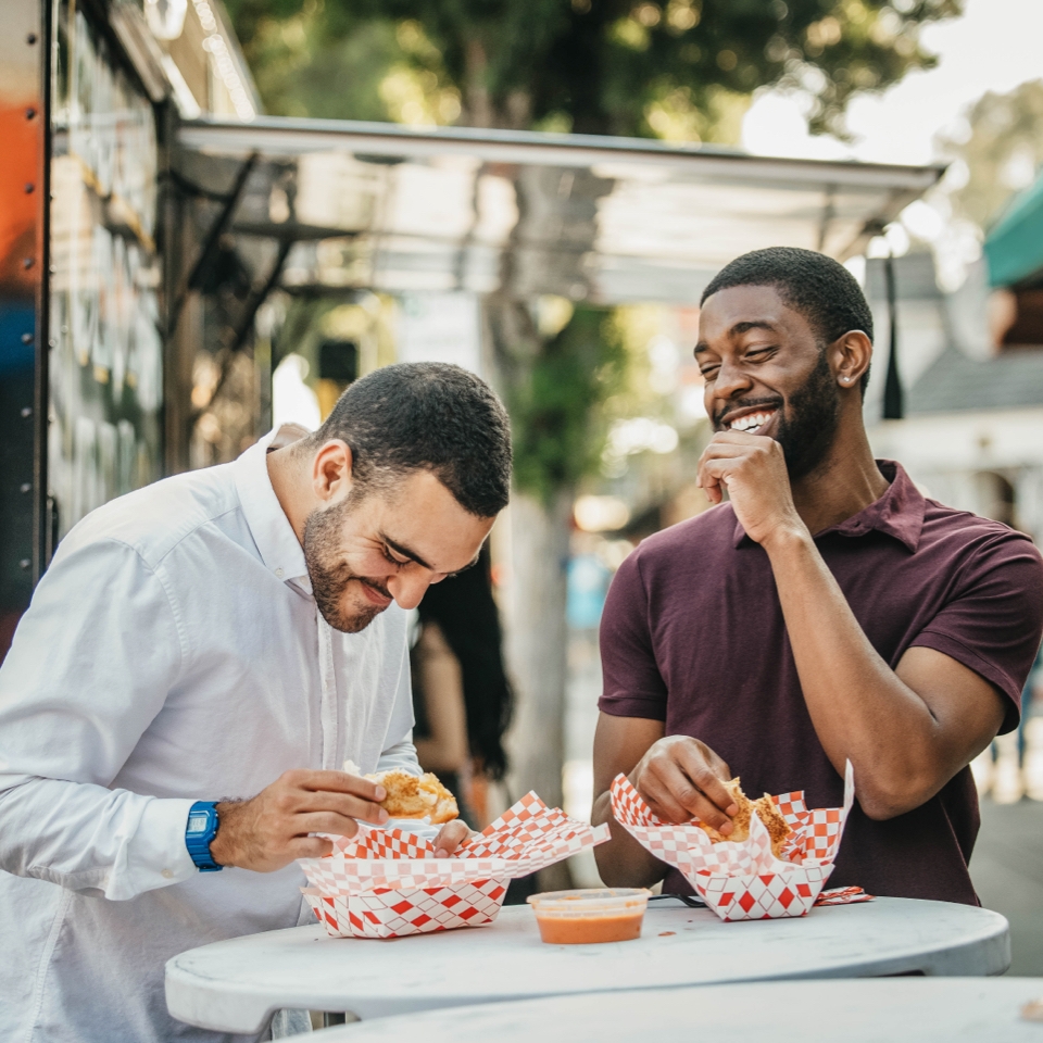 Com'è stato viaggiare nel 2021 - una coppia di ragazzi mangia street food