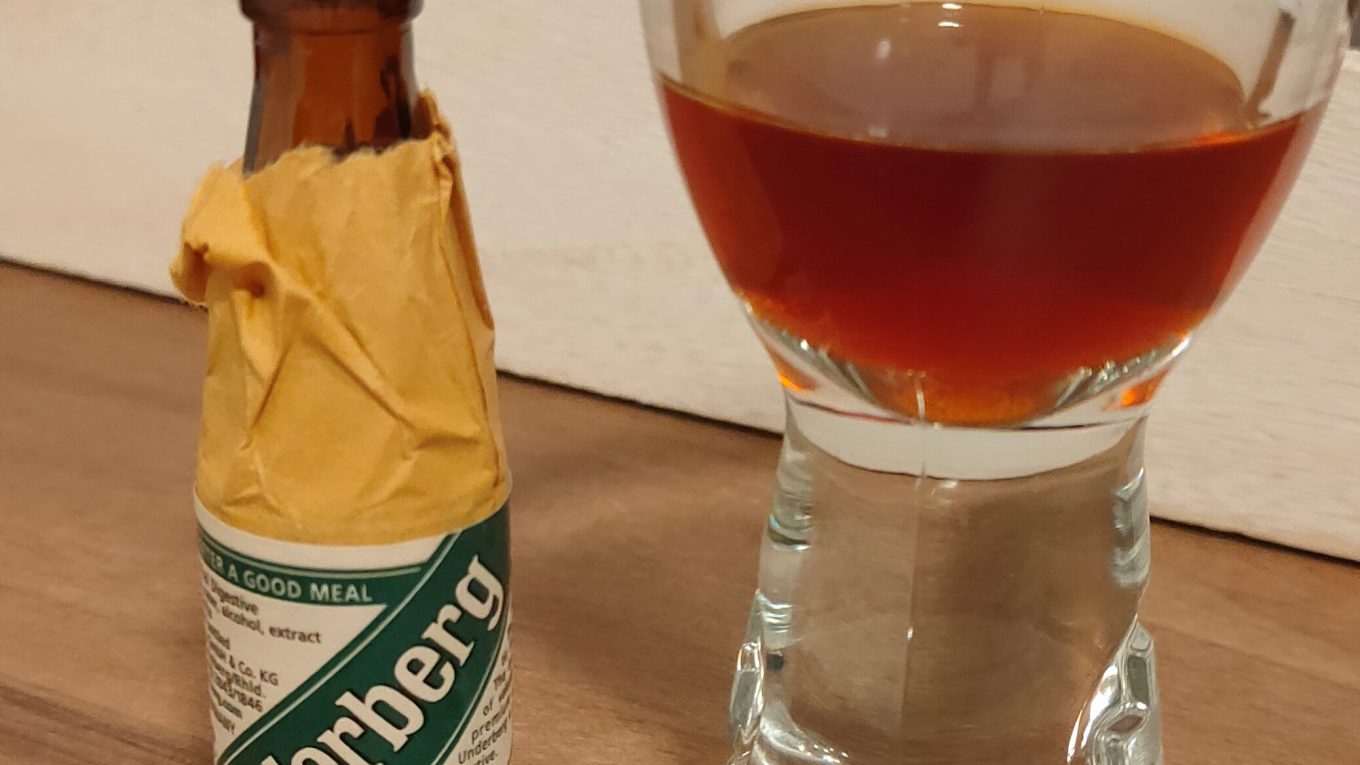 Una bottiglietta di Underberg ed un bicchierino con l'amaro