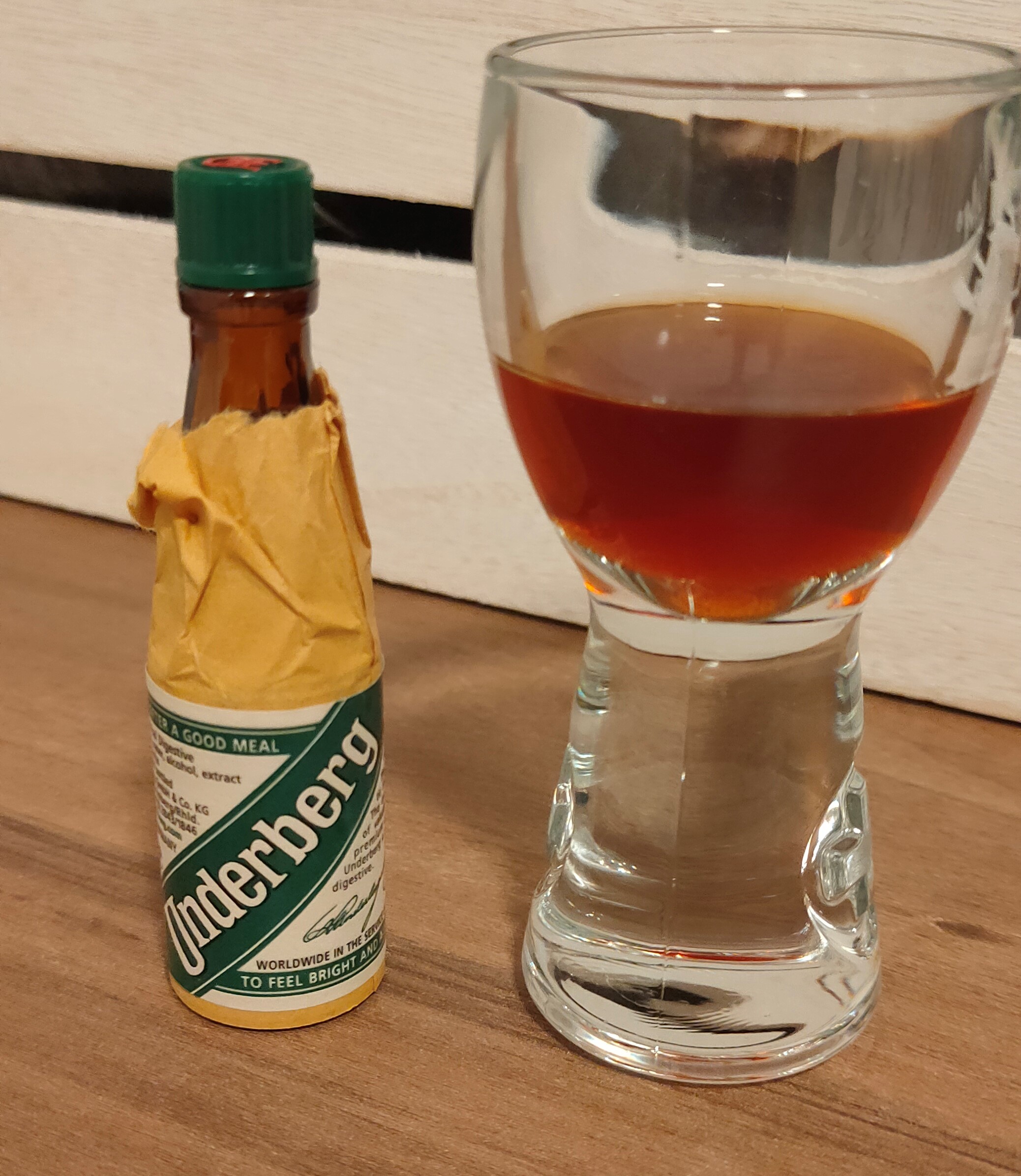 Una bottiglietta di Underberg ed un bicchierino con l'amaro