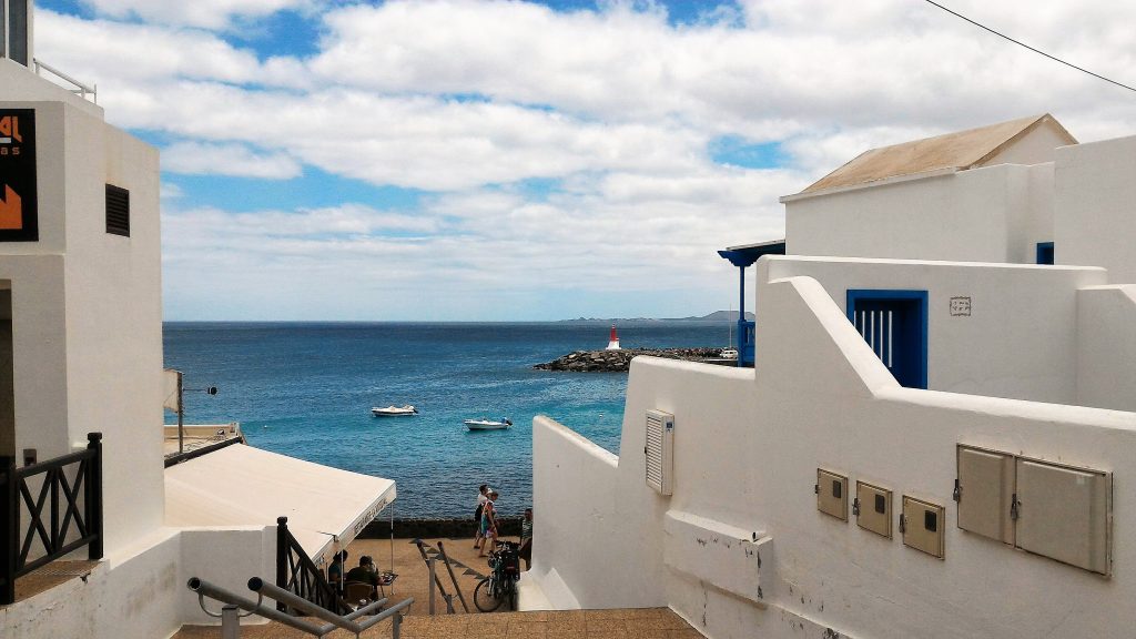 ISOLE CANARIE - Lanzarote, Puerto de Playa Blanca. Sullo sfondo l'isola di Fuerteventura.