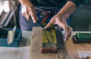 Artigiano Giapponese lavora il legno (foto JNTO)