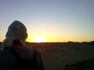 Tramonto sul deserto ad Abu Dabur in Egitto sul mar rosso nella zona di Marsa Alam