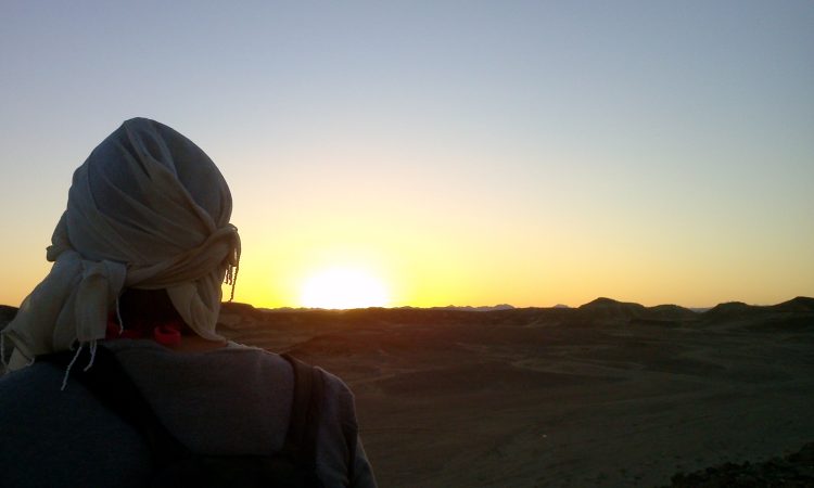 Tramonto sul deserto ad Abu Dabur in Egitto sul mar rosso nella zona di Marsa Alam