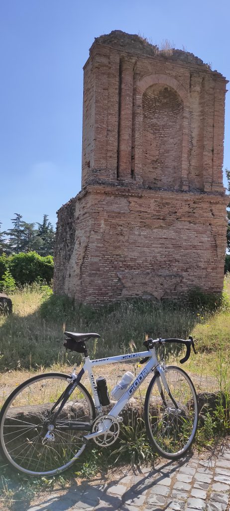Roma in bicicletta - reperti storici su Via Appia Antica