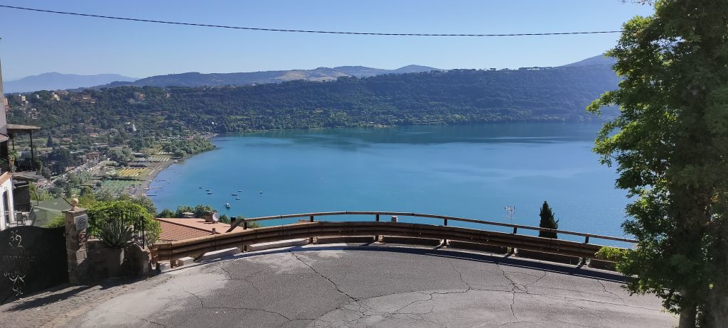 Roma in bicicletta - il Lago di Albano visto da Castel Gandolfo