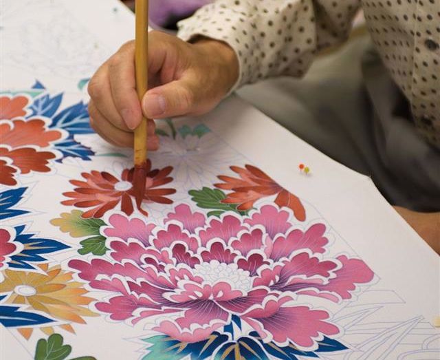 Una mano dipinge tessute a Kanazawa in Giappone