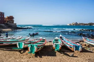 Spiaggia con barche da pesca in Senegal