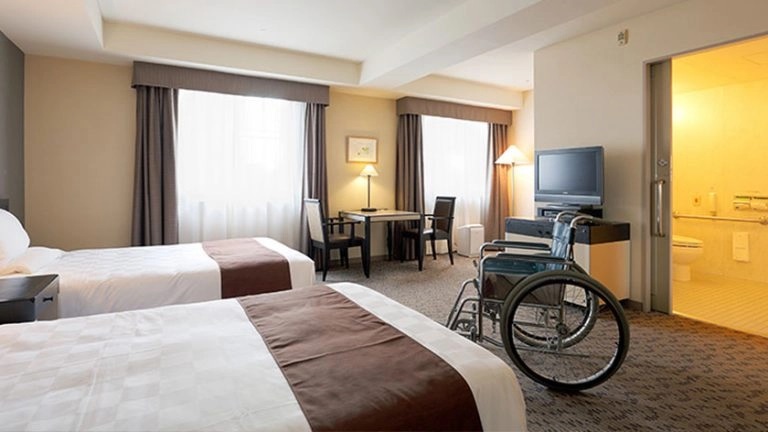 Giappone accessibile - Camera d'hotel con sedia a rotelle