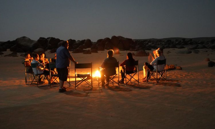 Sudan - Turisti nel deserto di sera attorno al fuco