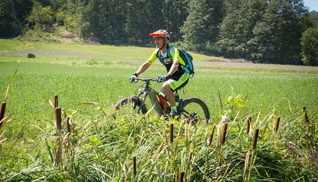 Pedalare nel Piemonte autentico-Riserva-sorgenti-del-Belbo-passaggio-canneto