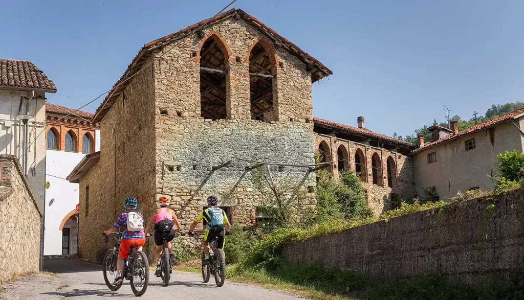 Pedalare nel Piemonte autentico-Sale-Langhe-il-borgo