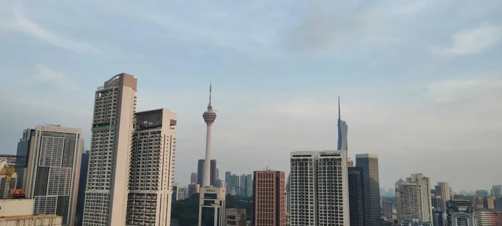 Lo skyline di Kuala Lumpur da una camera con vista - KL Roof Top