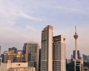Lo skyline di Kuala Lumpur da una camera con vista