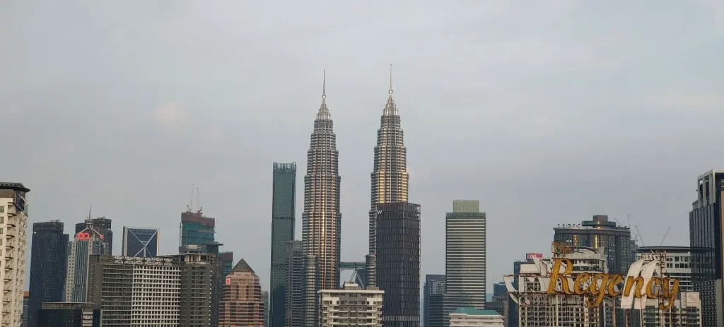 Lo skyline di Kuala Lumpur da una camera con vista - Petronas