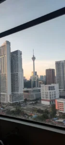 Lo skyline di Kuala Lumpur da una camera con vista - Tower