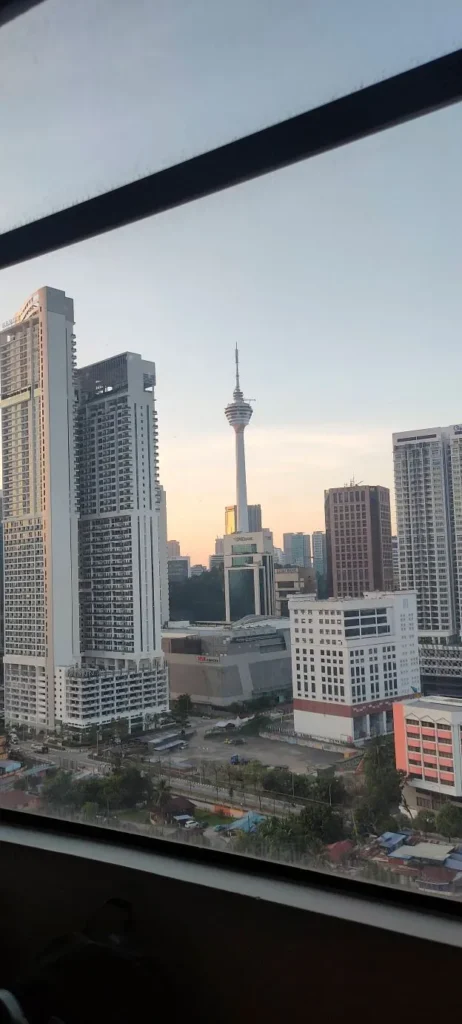 Lo skyline di Kuala Lumpur da una camera con vista - Room