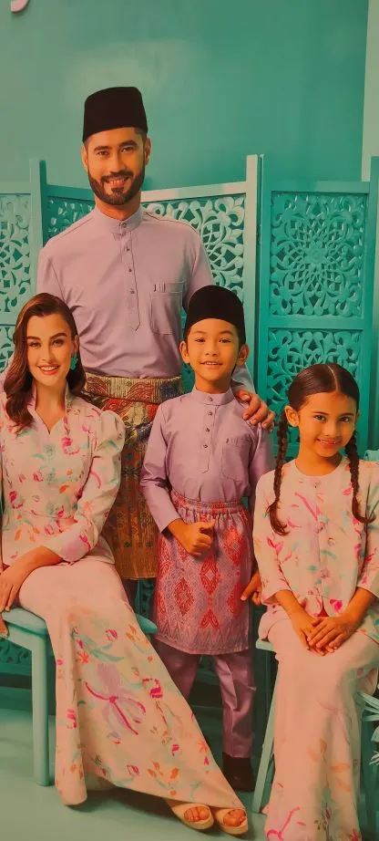 vacanza durante il Ramadan - una famiglia Mussulmana con abiti di festa
