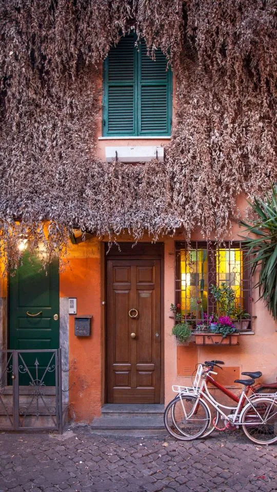 Lo scorcio di una abitazione tra i vicoli di Trastevere a Roma - Foto Canva PRO