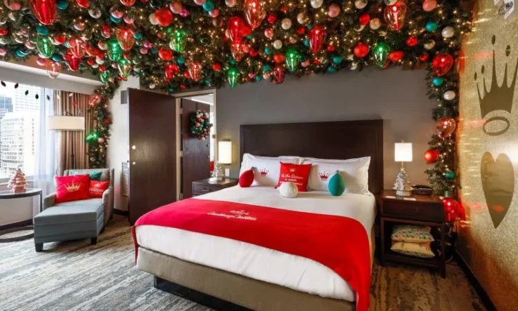 Natale Hilton e Hallmark-Channel--Haul-out-the-Holly-Suite-at-Hilton-Americas-Houston-Bed-and-Christmas-Light-Ceiling-2