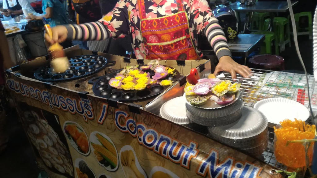 Khanom khrok, anche detti coconut-rice pancakes - street food thailandese