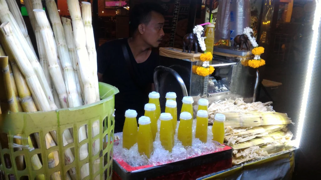 succo canna da zucchero street food thailandese khaosan road a bangkok