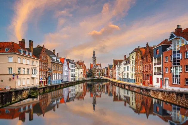 Un canale nel centro storico di Bruges in Belgio